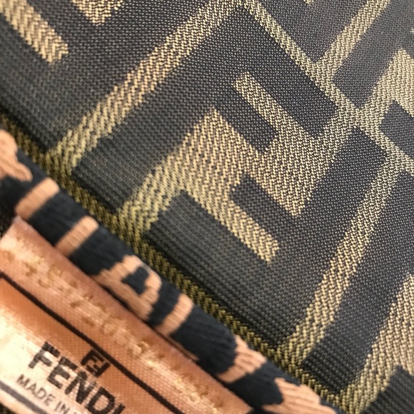 Womens fendi makeup case/travel bag - Picture 7 of 7